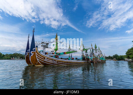 Alte traditionelle bunte Indonesien Holzboote in Pantai Perancak verankert. Stockfoto