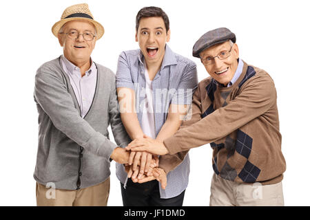 Junger Kerl und zwei reife Männer ihre Hände zusammen und schaut in die Kamera, die isoliert auf weißem Hintergrund Stockfoto