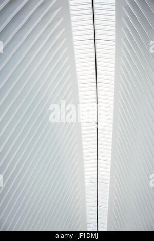 Der Mitteldorn die Dachkonstruktion und die Grate in der Dachlinie im World Trade Center-Hub, das Oculus Gebäude in New York City. Stockfoto