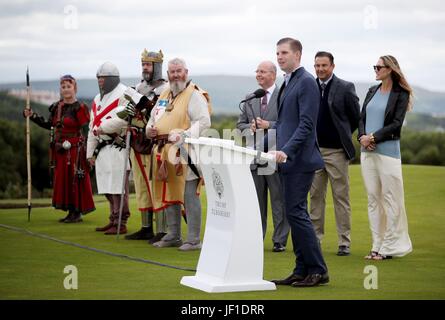 Eric Trump (rechts), Sohn von US-Präsident Donald Trump, spricht bei der Eröffnung des neuen Golfplatzes im Trump Turnberry in Ayrshire. Stockfoto