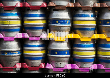 Nahaufnahme von Stapel von Metall Bierfässer in einer Brauerei. Stockfoto