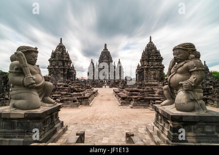 Blick auf die Hindu-Tempel von Candi Sewu und zwei großen Wächter-Statuen an der Prambanan-Tempel-Komplex, Indonesien. Stockfoto