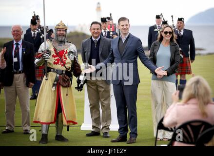 Eric Trump (zweiter rechts), Sohn von US-Präsident Donald Trump, mit seiner Frau Lara (rechts) und dem Golf Course-Architekten Martin Ebert bei der Eröffnung des neuen Golfplatzes in Trump Turnberry in Ayrshire. Stockfoto