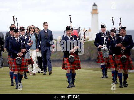 Eric Trump (zweiter von rechts), Sohn von US-Präsident Donald Trump, mit seiner Frau Lara (rechts) bei der Eröffnung des neuen Golfplatzes im Trump Turnberry in Ayrshire. Stockfoto