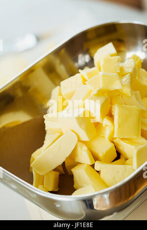 Nahaufnahme hohen Winkel Stück Butter in eine Schüssel aus Metall. Stockfoto