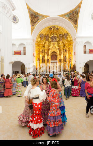 El Rocio, Spanien - 1. Juni 2017: Gruppe von weiblichen Pilgern im traditionellen spanischen Flamenco-Kleid in der Einsiedelei von El Rocio während die Romeria 2017. A Stockfoto