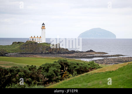 Ein Blick in Richtung Leuchtturm Turnberry und Ailsa Craig vom 8. Grün der neue König Robert der Bruce Golfplatz Trump Turnberry, Ayrshire. Stockfoto