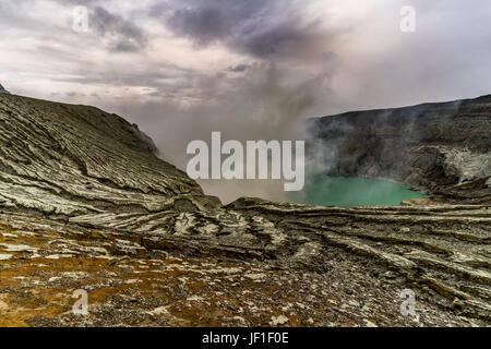 Tagsüber Foto der Kawah Gunung Ljen, eine aktive Volvano in Indonesien und der grüne See, gefüllt mit Salzsäure. Stockfoto