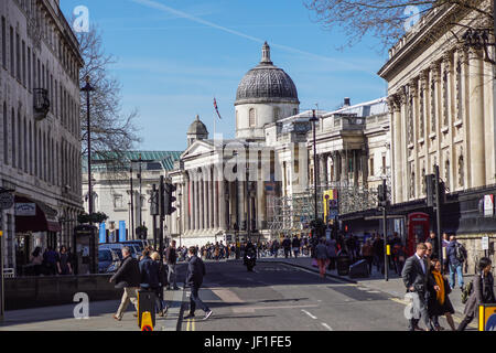 LONDON, UK - ARIL 2017: Touristen auf dem Trafalgar Square vor der National Gallery (HDR) Stockfoto