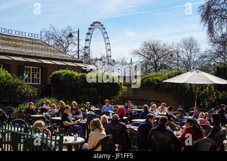 LONDON, ENGLAND, UK - 24. April 2017: nicht identifizierte Personen entspannen Sie in der Mittagspause Park. Ist weit verbreitet, Mittagessen in einem der Stadtparks in den schönen Tagen. Stockfoto