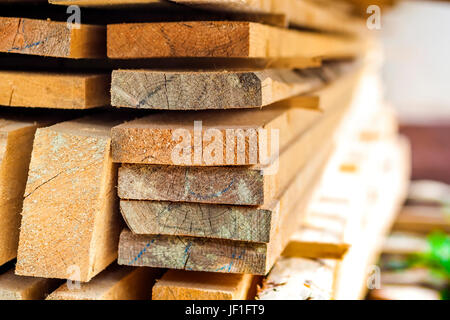 Stapel Bauholz auf Baustelle mit engen Schärfentiefe zu bauen. Holz Holzlatten. Stockfoto