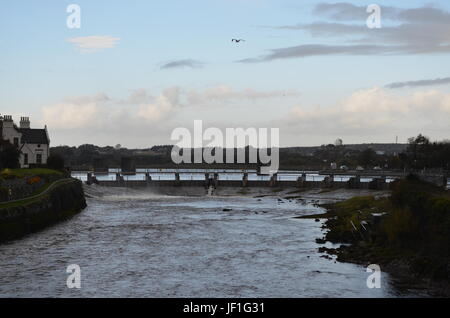 Fluss Corrib und Dam in der Nähe einer Kathedrale in Galway, Irland Stockfoto