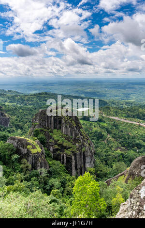 Privilegierte Hügel Blick auf indonesischen Landschaft mit majestätischen Felsformationen und Reisterrassen und Reisfeldern umgeben von üppiger Vegetation. Stockfoto