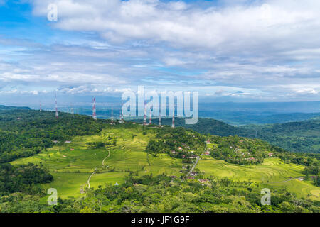 Privilegierte Hügel Blick auf indonesischen Landschaft mit kleinen Dörfern, Reisterrassen und Reisfeldern umgeben von üppiger Vegetation. Stockfoto