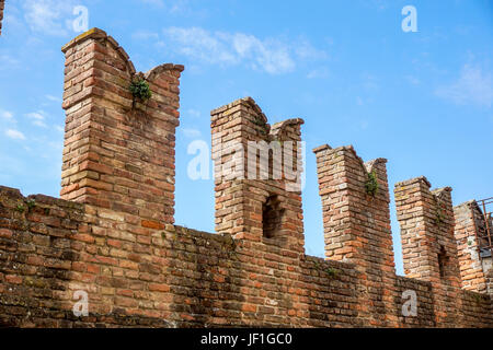 Detail einer alten befestigten Mauer der mittelalterlichen Burg Stockfoto