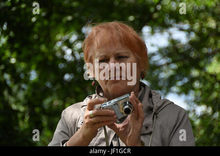 Reife, rothaarige Frau fotografieren. Stockfoto