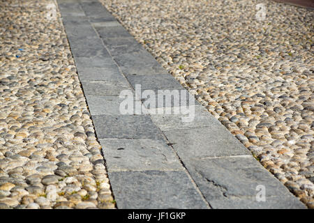 Perspektivische Ansicht des grauen Ziegel Stein auf dem Boden für Straße Straße. Gehweg, Auffahrt, Pflastersteine, Pflaster im Vintage Design Bodenbelag Platz Muster Textur Hintergrund. selektiven Fokus. Stockfoto