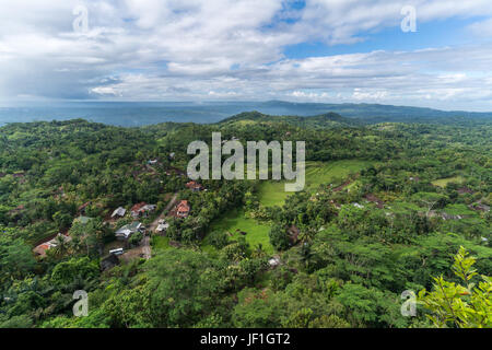 Privilegierte Hügel Blick auf indonesischen Landschaft mit kleinen Dörfern, Reisterrassen und Reisfeldern umgeben von üppiger Vegetation. Stockfoto