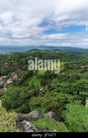 Privilegierte Hügel Blick auf indonesischen Landschaft mit kleinen Dörfern, Reisterrassen und Reisfeldern umgeben von üppiger Vegetation. Stockfoto