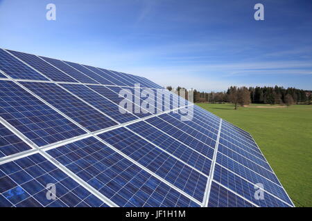 Solarzellen auf dem Dach Stockfoto