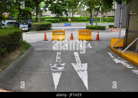 Dies ist eine verstopfte aus Eingang zu einem Parkplatz zu verhindern, dass Fahrer in im Park, Taiwan. Stockfoto