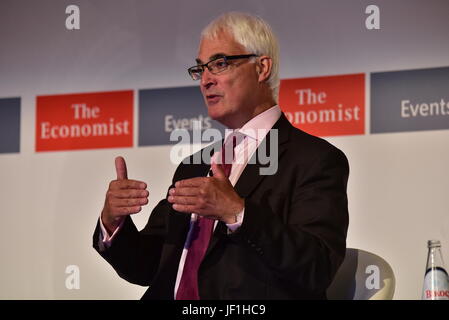 Herrn Alistair Darling, ehemaliger Finanzminister des Königreichs, während seiner Rede in der 21. Roundtable mit der Regierung von Griechenland, von dem Wirtschaftswissenschaftler. (Foto von Dimitrios Karvountzis/Pacific Press) Stockfoto