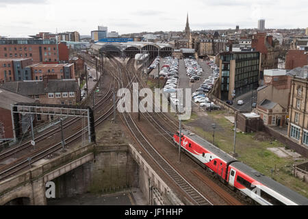 Jungfrau-Züge-Ostküsten-Dienst kommt bei Newcastle Bahnhof mit einem Service für London Kings Cross, im 5. April 2017. Heute, am 28. Juni 2 Stockfoto