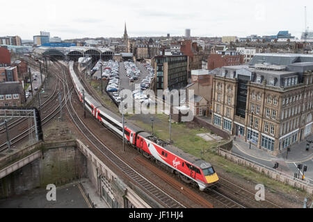 Jungfrau-Züge-Ostküsten-Dienst kommt bei Newcastle Bahnhof mit einem Service für London Kings Cross, im 5. April 2017. Heute, am 28. Juni 2 Stockfoto