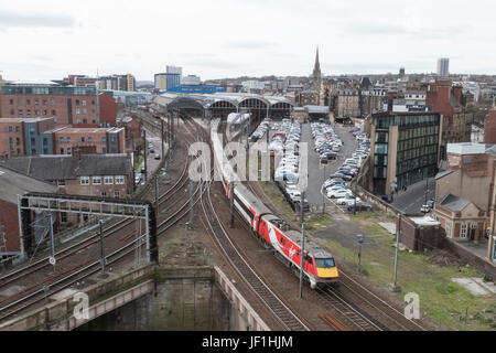 Jungfrau-Züge-Ostküsten-Dienst kommt bei Newcastle Bahnhof mit einem Service für London Kings Cross, im 5. April 2017. Heute, am 28. Juni 2 Stockfoto