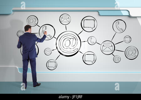 Geschäftsmann in modernen Interieur zeichnen Kontakt und Internet Skizze auf einem Board 3D-Rendering Stockfoto