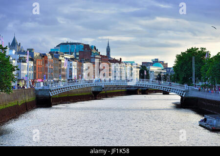 Ha'penny Brücke, Halfpenny Bridge, offiziell Liffey Brücke, Dublin, Irland Stockfoto