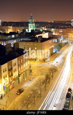 Langzeitbelichtung der Parnell Street auf der Dachterrasse Blick bei Nacht in Dublin, Irland Stockfoto