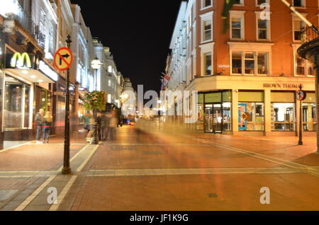 Langzeitbelichtung von Grafton Street View in der Nacht in Dublin, Irland Stockfoto