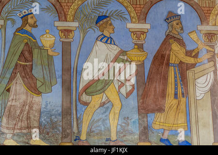 Anbetung der Heiligen drei Könige bringen dem Christkind ihre Gaben. Romanisches Fresko in Jelling Kirche, Dänemark - 26. Juni 2017 Stockfoto