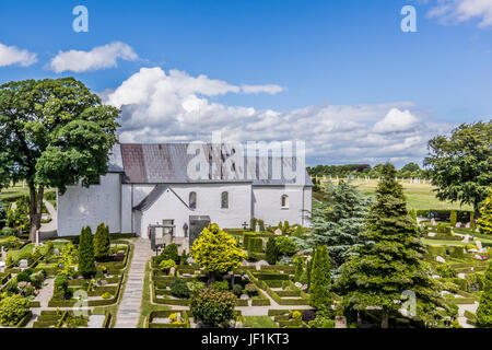 Jelling Kirche, dänischen nationalen Erbes, erbaut um das Jahr 1100. Die Website von der Viking Könige Gorm dem alten und Harald Bluetooth. Jelling, Dänemark Stockfoto