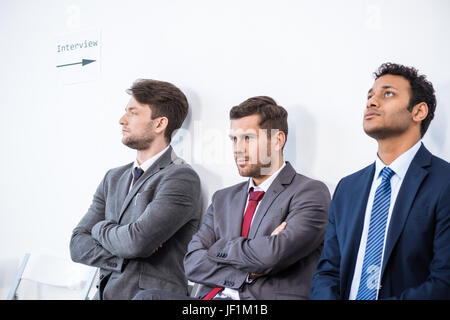 Geschäftsleute in Warteschlange sitzt und wartet Interview im Büro, Business-Konzept Stockfoto