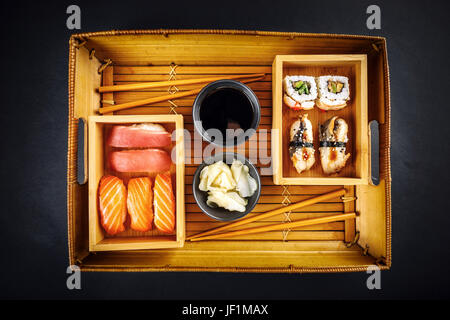 Draufsicht von Sushi und Sashimi Röllchen mit Avocado, Thunfisch und Lachs Stockfoto