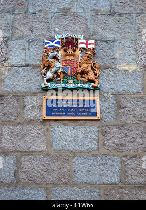 Nach Vereinbarung zu Ihrer Majestät der Königin Elizabeth II. Bluebird Busse Aberdeen in Ballater, Royal Deeside, Aberdeenshire, Schottland, Großbritannien. Stockfoto