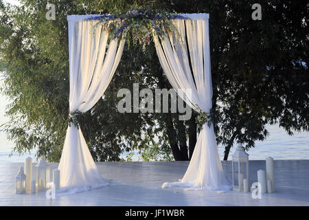 Schöne Hochzeit Bogen am Fluss Küste Stockfoto