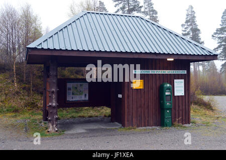 Die Bezahlung und Display Schutz im invercauld Brücke Parkplatz, Invercauld Immobilien in der Nähe von Braemar, Cairngorms National Park, Schottland, Großbritannien. Stockfoto