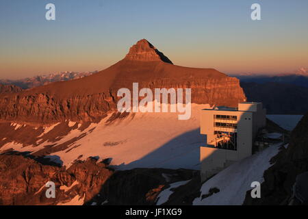 Gipfel des Mt Oldenhorn bei Sonnenuntergang Stockfoto