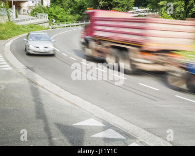 Lkw- und Pkw in der Kurve Stockfoto