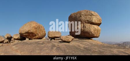 Große runde Granitblock in Hampi, Indien Stockfoto