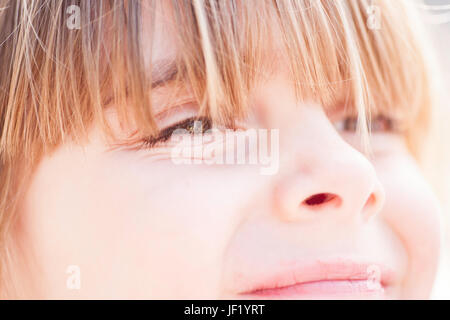 Extreme Nahaufnahme des Gesichts eines jungen Mädchens. Schönes Kind Portrait. Weibliche Kind mit weißer Haut blass blonde Haare und braune Augen. Stockfoto