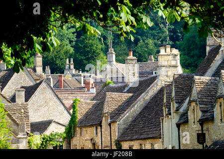 Castle Combe, einem kleinen Dorf in Wiltshire England UK Stockfoto