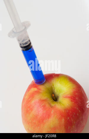 GM-Food-Konzept, Zusatzstoffe und Chemikalien in Obst injiziert werden Stockfoto