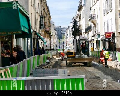 Bautätigkeit, rue Daguerre, Arbeiter, Schwermaschinen, grüne Schutzzaun, während Fußgänger arbeiten, um den Bereich Rock. 14. Arr Paris, Frankreich Stockfoto