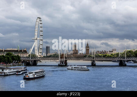 London, Großbritannien, 22. Juni 2017: Millennium Wheel Ansicht in einem bewölkten Tag. Stockfoto