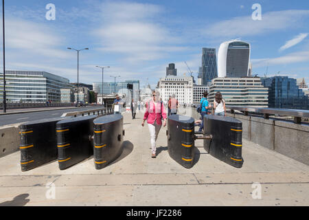 London, Großbritannien, 26. Juni 2017: Anti - Terror - Barrieren auf die London Bridge installiert, die die Öffentlichkeit in Zukunft auto Terror atacks zu schützen. Stockfoto