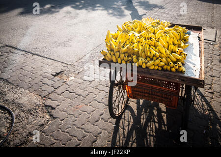 Ein Wagen voller Bananen für den Verkauf in einer Straße von Mumbai Stockfoto
